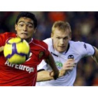 El uruguayo Castro pugna con el valencianista Mathieu.