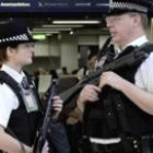 Dos agentes de la policía británica en Londres durante una de sus patrullas