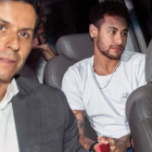 Neymar llega al hospital de Balo Horizonte para la operación junto al cirujano.