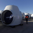 La zona exterior de la planta almacena las góndolas ya montadas y listas para la distribución y montaje.