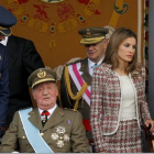 El rey Juan Carlos, junto al príncipe Felipe, la Reina y Letizia, en el desfile del 12 de octubre del 2012.