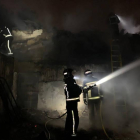 Los Bomberos de León sofocaron el incendio en el viejo molino abandonado