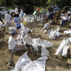 Vecinos de Baton Rouge colocan bolsas de arena para afianzar estructuras ant la inminente llegada de ’Barry’.