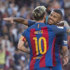 Rafinha felicita a Messi por el cuarto gol al Deportivo, en el Camp Nou.