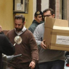 Un funcionario saca una caja de la sede de la UGT Andalucía en la capital sevillana, durante el registro que se está efectuando por parte de agentes de la Unidad Central Operativa (UCO) de la Guardia Civil tras la orden dada por la juez de instrucción 6,