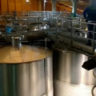 En la imagen cedidas por la Guardia Civil puede verse las instalaciones en las que se conservaba  el vino fraudulento, las contraetiquetas falsas y parte   del material que utilizaban para cometer el hecho delictivo que se les imputa a los detenidos.