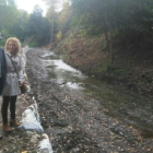 El edil de Medo Rural, Iván Alonso, y la pedánea de San Esteban, Antonia Merayo, en el cauce fluvial. DL