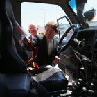 Folgueral y Cubelos inspeccionan uno de los vehículos expuestos en la feria.