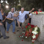 Ian Gibson, ayer, en Granada, pone unas flores bajo el monolito dedicado a García Lorca.