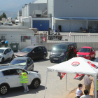 Los trabajadores de LM impiden con sus vehículos la salida de palas eólicas de la planta del polígono La Llanada, en Ponferrada. L. DE LA MATA