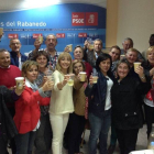 Gancedo celebra con su equipo los resultados del PSOE en San Andrés