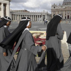 Un grupo de monjas camina por la plaza de San Pedro del Vaticano, antes de una misa del Papa, en junio del 2017.