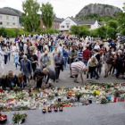 Varias personas colocan velas y flores en Namsos, Noruega.