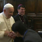 El Papa evita que le besen el anillo en una recepción en el santuario de Loreto.