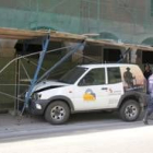 La imagen muestra el coche de la Junta en la avenida del Castillo tras golpear el andamio