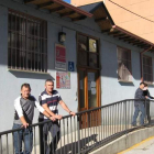 En primer término el pedáneo de Tremor, Víctor Castro y el alcalde de Igüeña, ayer ante el consultorio.