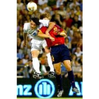 Puyol pugna por un balón con el griego Bryzas en el partido de Zaragoza