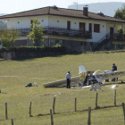 Efectivos de socorro junto a la avioneta siniestrada cerca de Amurrio (Álava).