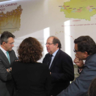 Martínez Majo conversa con Juan Vicente Herrera en el expositor de León en Arpa. DL