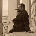 Vicente Blasco Ibáñez en el porche de su casa de la Malvarrosa