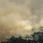 Un hidroavión trabaja en las labores de extinción del incendio declarado el sábado en Cebreros (Ávila) que ha quemado más de 3.000 hectáreas. RAÚL SANCHIDRIÁN