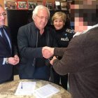 Entrega del dinero extraviado en la calle y que un matrimonio encontró y devolvió..