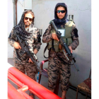 Dos talibanes montan guardia ante la oficina del portavoz del emirato, Zabiullah Mujahid. AKHTER GULFAM