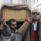 Momento del funeral en Argel del periodista Mohamed Tamalt.