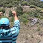 Un minero hace un par de peinetas a los agentes desplegados en los montes de Ciñera.