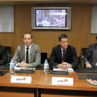 El gerente de la AFE, Luis Gil, segundo por la derecha, junto a otros representantes del sindicato
