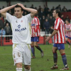 Santi Santos se echa las manos a la cabeza en la ida en Gijón