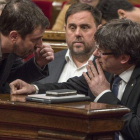 Carles Puigdemont, Oriol Junqueras y Toni Comín, en el Parlament, en una imagen de archivo.