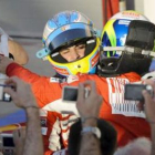Fernando es felicitado por su compañero Massa en Bahrein.