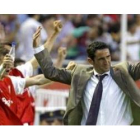 El entrenador del Sevilla Manolo Jiménez celebra desde la banda el segundo gol sevillista ante el Ma