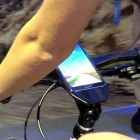 Samsung presenta en la feria CES la bicicleta de Trek que recarga el móvil al pedalear.