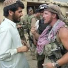 Un miembro de la armada estadounidense discute con un supuesto miembro de Al Qaida, en Afganistán