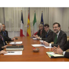 Mario Monti (izquierda), François Hollande y Mariano Rajoy, en un encuentro trilateral durante la cumbre de Bruselas, el jueves.