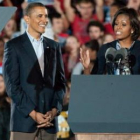 Obama y su esposa, Michelle, hablan a la multitud en el campus de la Universidad de Ohio.