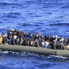 Uno de los grupos de inmigrantes que viajaban a bordo de una barca neumática, el miércoles en las costas de Lampedusa.
