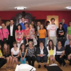 Los jovenes americanos con sus familias de acogida, profesores y el alcalde de Cistierna.