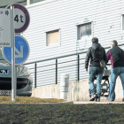 Dos personas se dirigen con un cochecito de bebé a la puerta de entrada del hospital de Chambéry, en los Alpes franceses.