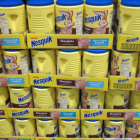 Botes de Nesquik en un supermercado.