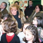 Isabel Carrasco, presidenta de la Diputación, en una visita a uno de los Ceas de la provincia.