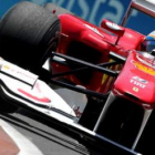 Alonso traza una curva en el circuito urbano de Valencia.