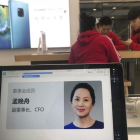Una pantalla de un comercio de Pekín muestra el perfil de la directora financiera de Huawei, Meng Wanzhou.