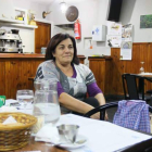 María Luisa, fundó el Mesón Baco, en Páramo del Sil, y lo va manteniendo como puede. Posa con su nieto Héctor.