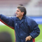 Simón Pérez, entrenador del Atlético Bembibre, dando instrucciones a sus jugadores