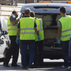 Los servicios funerarios retiran los cuerpos de los tres fallecidos.