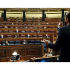 El presidente del PP, Pablo Casado, se dirige en el Congreso de los Diputados a Pedro Sánchez. MARISCAL