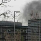 Estela de humo provocada tras la explosión hoy de un coche bomba en el Campo de las Naciones.